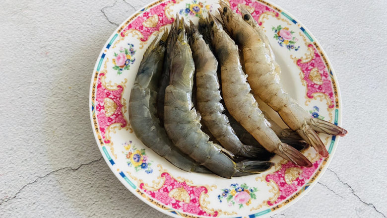 糖醋虾,明虾清洗干净,剪去虾须、去掉虾线