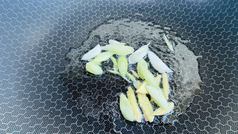 糖醋虾,起油锅放入姜丝和大葱段,炒出香味