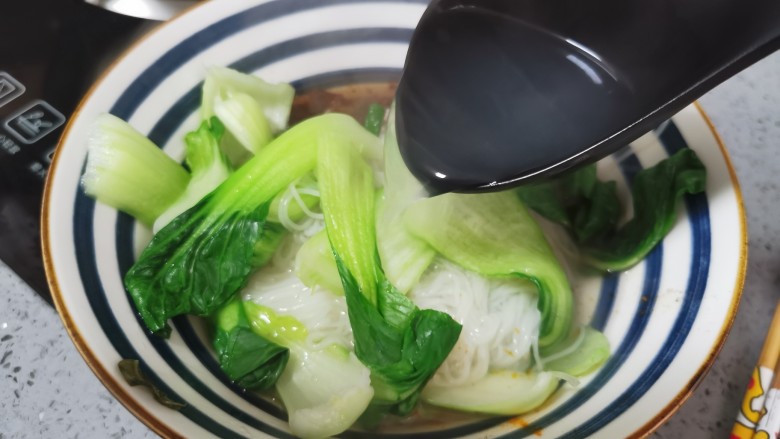 酸汤米线,浇上煮米线的汤,高过食材