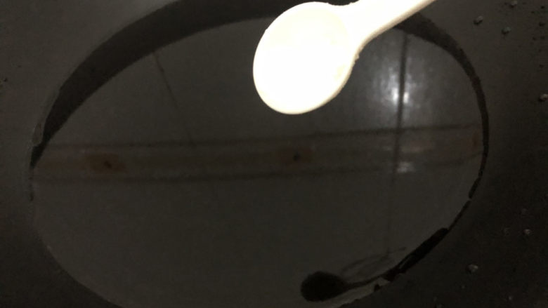 什锦虾仁,锅里加入适量的水,加点盐