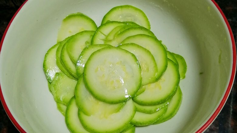 凉拌西葫芦,拌匀,腌20分钟