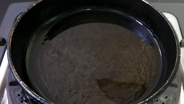 凉拌西葫芦,锅内加入油,烧至冒青烟