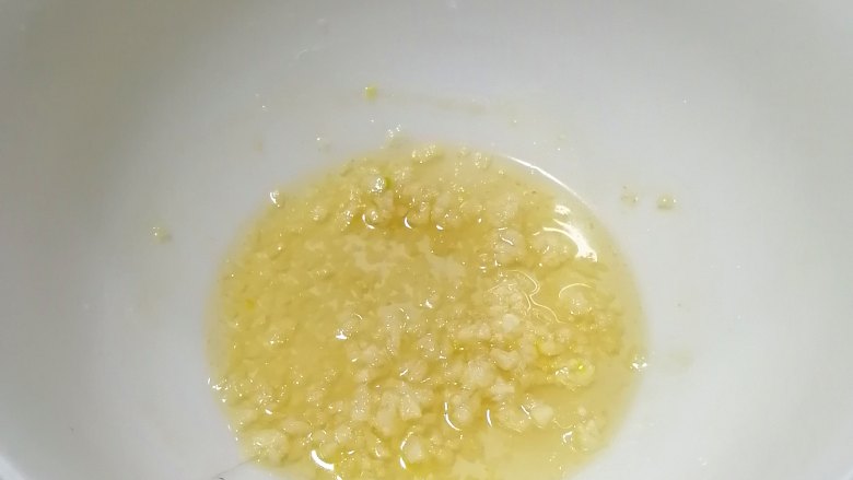 凉拌西葫芦,倒入蒜末里,搅拌均匀