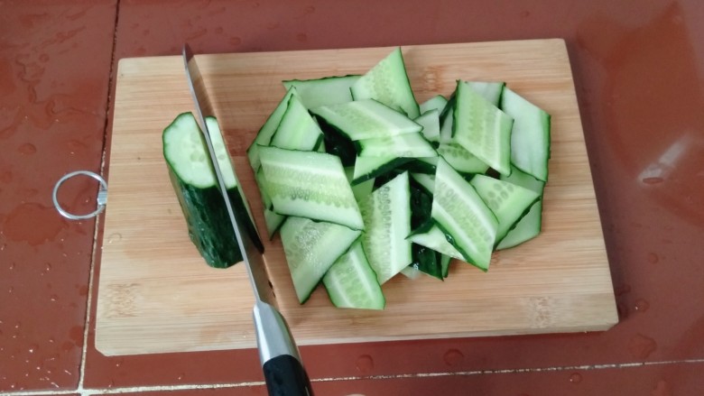家常小炒肉,改刀切片(如图)