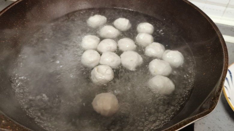 番茄米线,烧开水,煮熟鱼丸