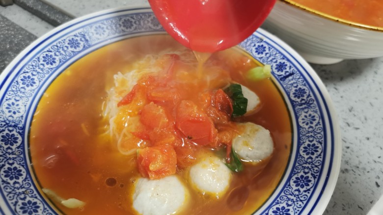番茄米线,浇上煮好的番茄汤,末过食材