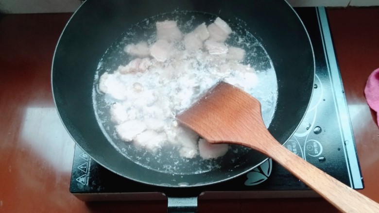 家常小炒肉,五花肉冷水下锅,放少许料酒煮十分钟