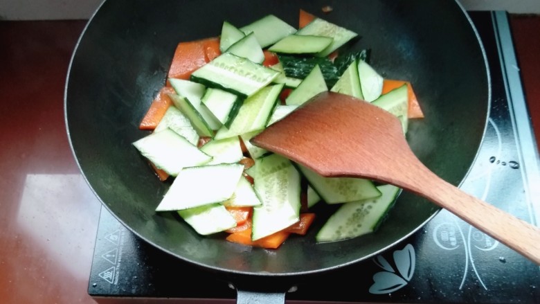 家常小炒肉,再下入青瓜,加适量盐一起翻炒熟
