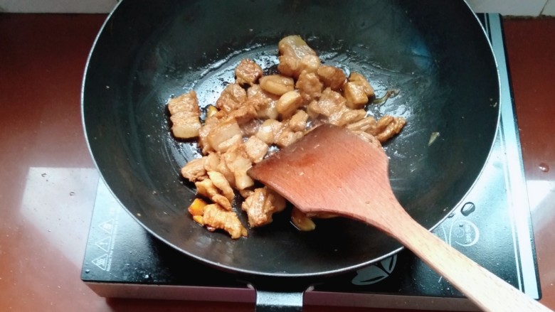 家常小炒肉,加入适量酱油,蚝油炒入味