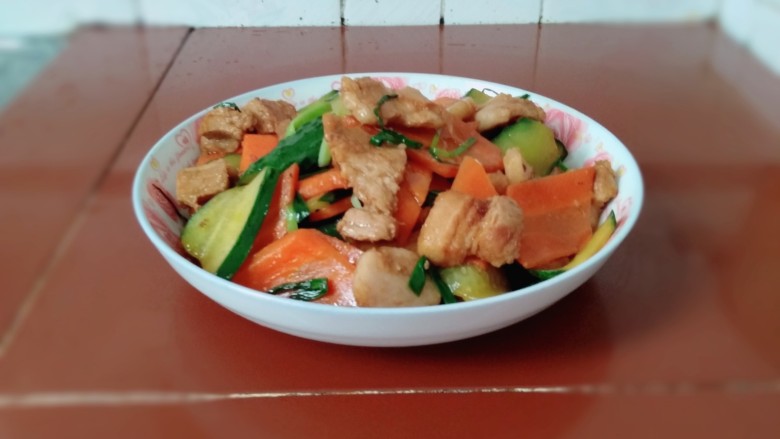 家常小炒肉,装碟,一道简单的家常小炒肉就做好了