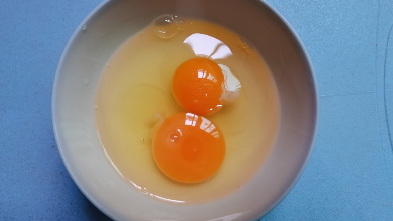 西葫芦炒鸡蛋,鸡蛋打入碗中(可打散)