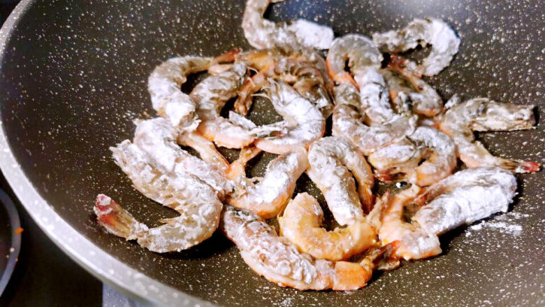 糖醋虾,虾子拍上干粉,入锅煎