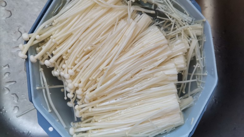 锡纸金针菇,<a style='color:red;display:inline-block;' href='/shicai/ 234'>金针菇</a>切去根部,掰散,清洗干净,控干水分