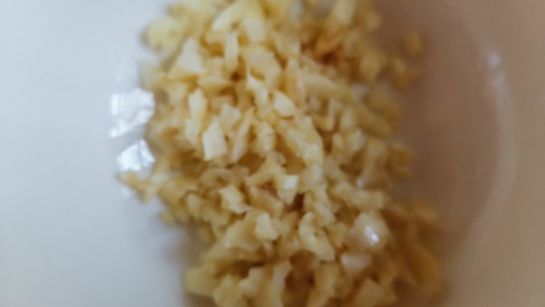 锡纸金针菇,<a style='color:red;display:inline-block;' href='/shicai/ 2794'>大蒜</a>切成蒜末,加入碗中
