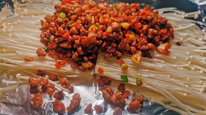 锡纸金针菇,肉末只放在中间,两端分别露出金针菇