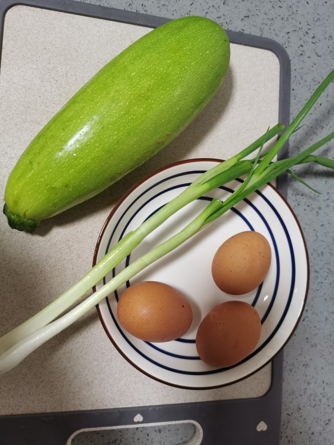 西葫芦炒鸡蛋,准备食材