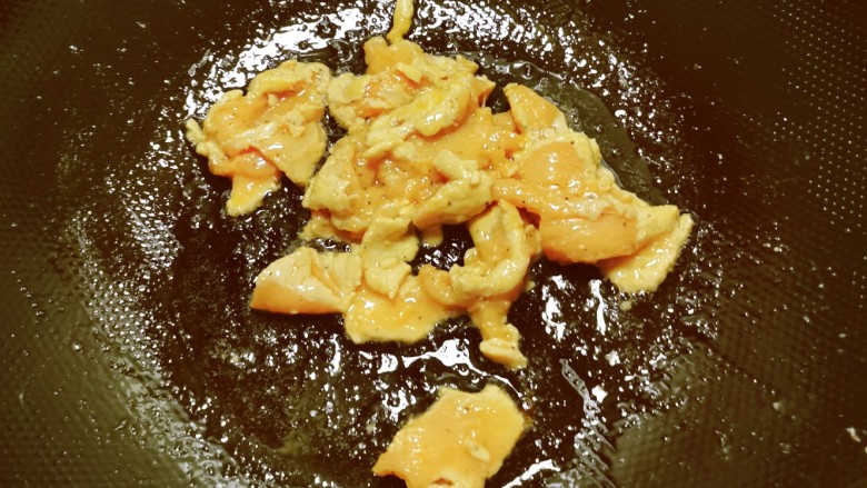 韭菜炒蚕豆,起油锅放入食用油,油热后放入肉片炒至变色。