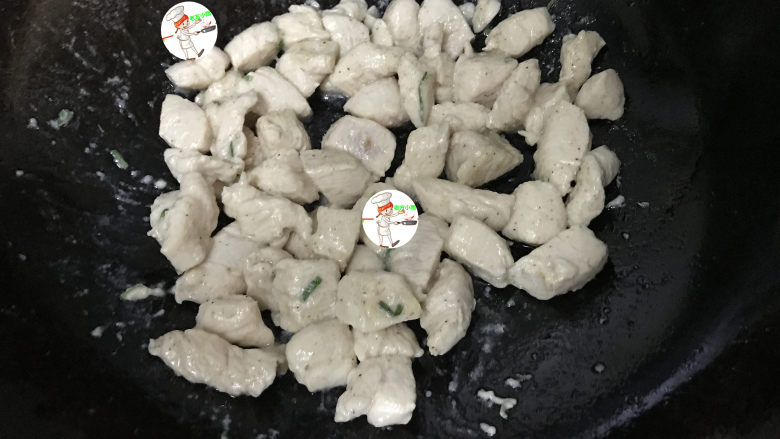 酱爆双丁,用中小火，把鸡肉炒至变色，关火盛出