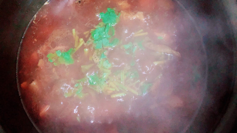 西红柿炖牛肉,撒上<a style='color:red;display:inline-block;' href='/shicai/ 131'>香菜</a>末,入味即可出锅了。
