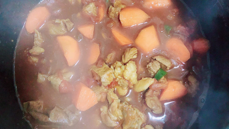 西红柿炖牛肉,将牛肉放入高压锅中,压40分钟。