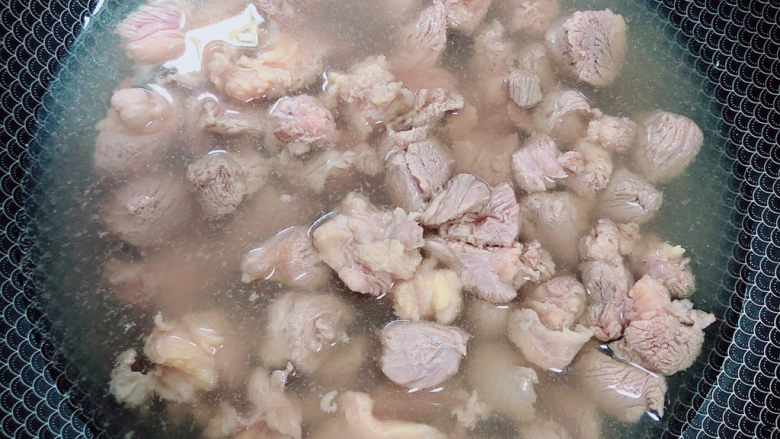西红柿炖牛肉,锅中烧开水,加入牛肉煮去血水。捞出洗净待用。