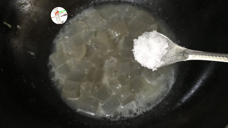 酱爆双丁,再加些白糖,煮一分钟左右,中和一下魔芋的苦涩味道