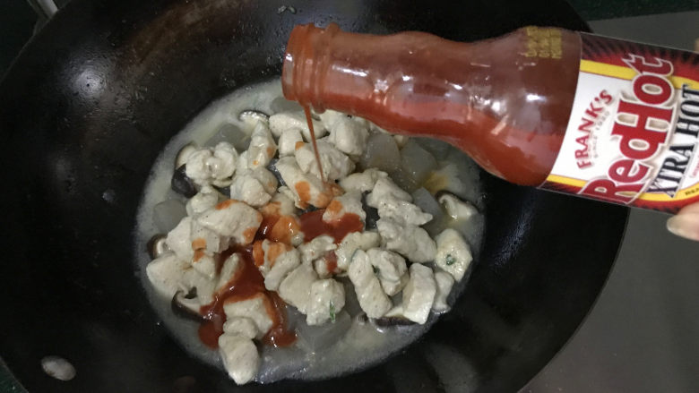 酱爆双丁,这时把香菇和炒过的鸡块放入锅中,再淋上一勺美式辣椒调味汁