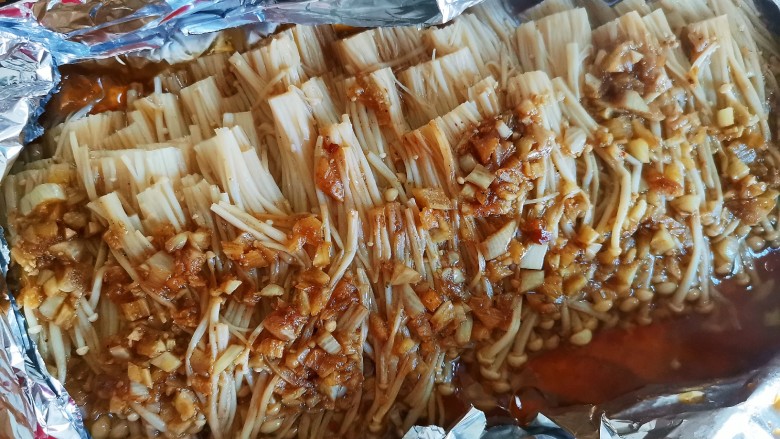 锡纸金针菇,金针菇烤好取出来,用刀把上面划开