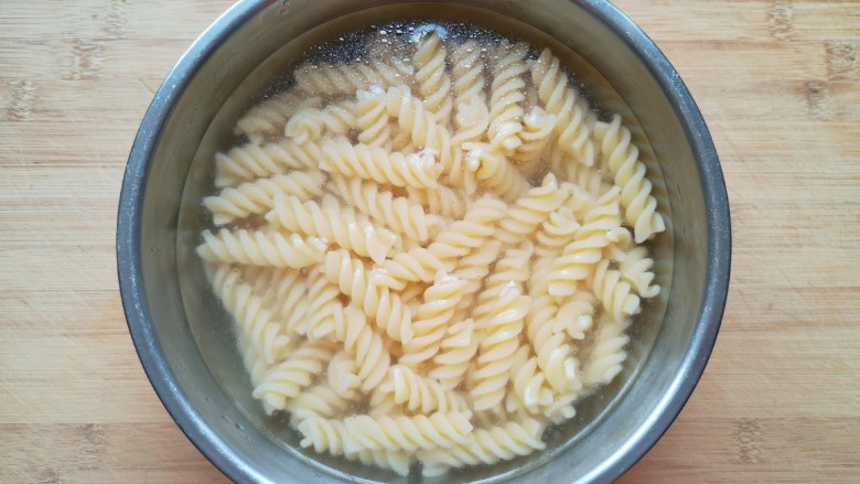 黑椒牛肉意面,煮好的意面过凉水。
