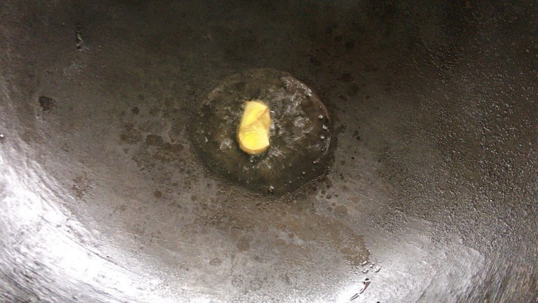 糖醋虾,锅烧热油,加入姜片爆炒出香味。