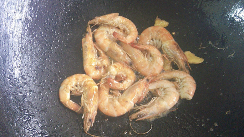 糖醋虾,将虾洗净,加入锅中煎炸至表皮酥脆,捞出待用