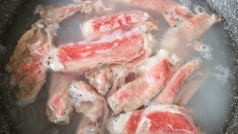 葱爆牛肉,<a style='color:red;display:inline-block;' href='/shicai/ 9158'>牛肉片</a>焯水,变色后立即捞出。