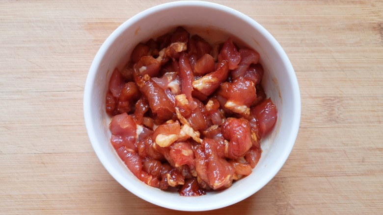 韭菜炒蚕豆,加入一勺<a style='color:red;display:inline-block;' href='/shicai/ 762'>老抽</a>和少许食用油,搅拌均匀腌制10分钟左右。