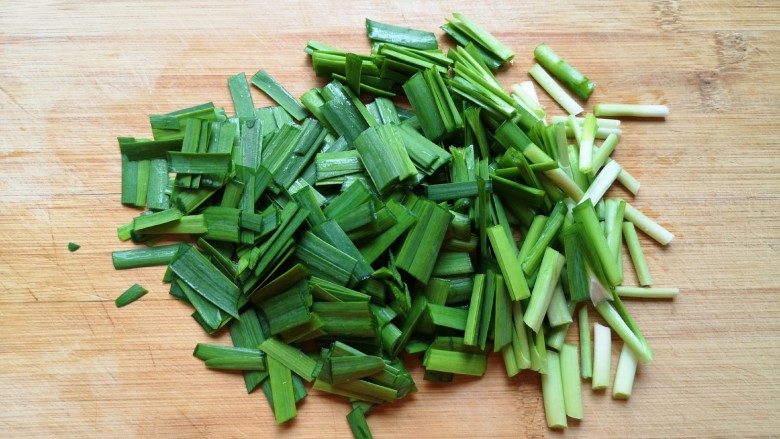 韭菜炒蚕豆,<a style='color:red;display:inline-block;' href='/shicai/ 116'>韭菜</a>择好,洗干净切成段。