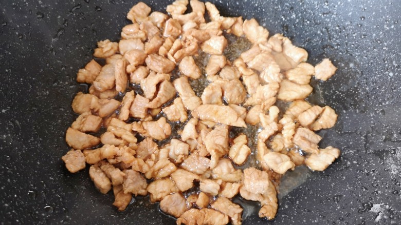 韭菜炒蚕豆,炒锅内倒适量的食用油烧热,下入腌好的瘦肉翻炒至变色。