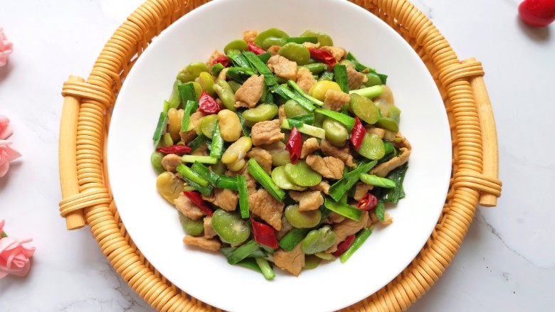 韭菜炒蚕豆,开饭啦!