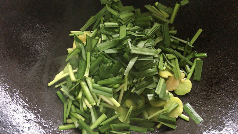 韭菜炒蚕豆,而后加入韭菜段,旺火快炒