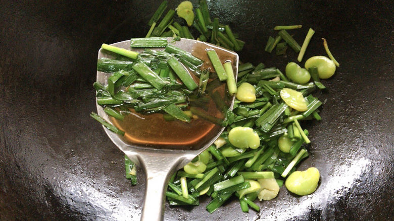 韭菜炒蚕豆,适量料酒调味