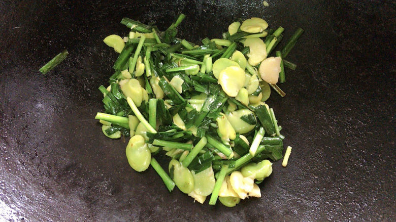 韭菜炒蚕豆,翻炒均匀,即可出锅