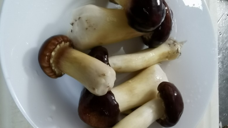 舌尖上的美味~松茸养生鸡汤,用厨房纸擦干净,放一旁备用。