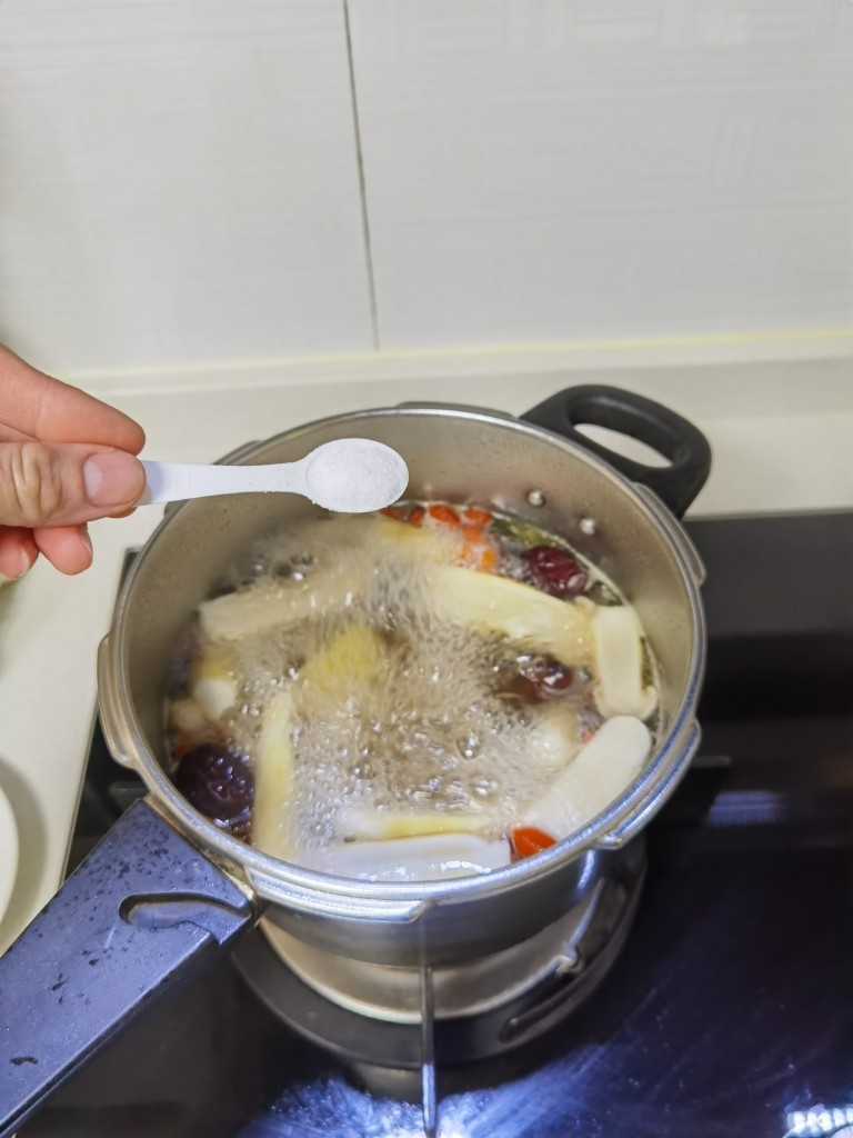 舌尖上的美味~松茸养生鸡汤,加入少许盐