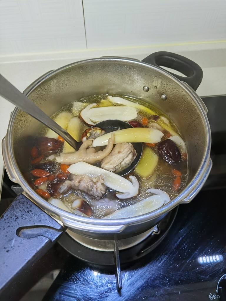 舌尖上的美味~松茸养生鸡汤,出锅啦~