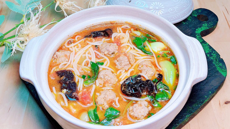 番茄米线,酸酸甜甜的<a style='color:red;display:inline-block;' href='/shicai/ 59'>番茄</a>肉丸米线就上桌了!