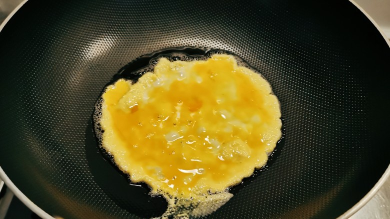 芦笋炒鸡蛋,起油锅放入食用油,油热后放入鸡蛋液。