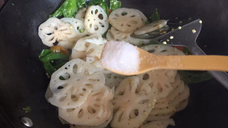 青椒藕片,加入适量盐