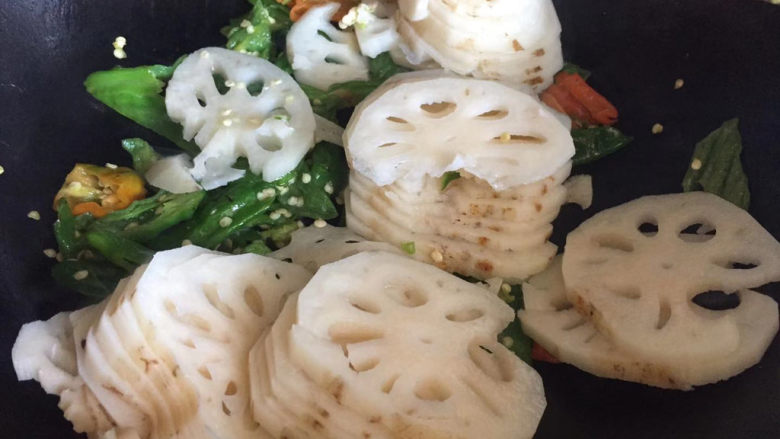 青椒藕片,下入藕片翻炒