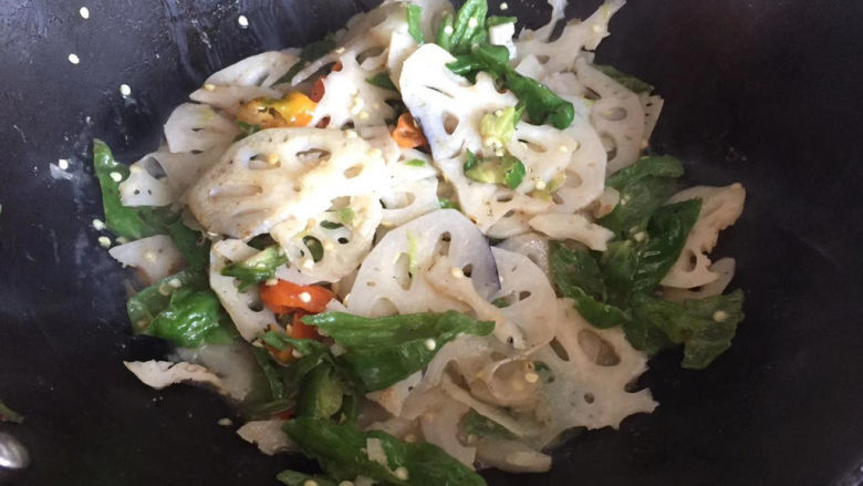 青椒藕片,稍微加点清水,以免粘锅