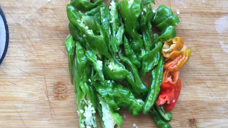 青椒藕片,切成条