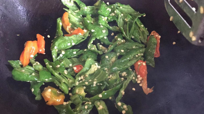 青椒藕片,煸炒至微焦