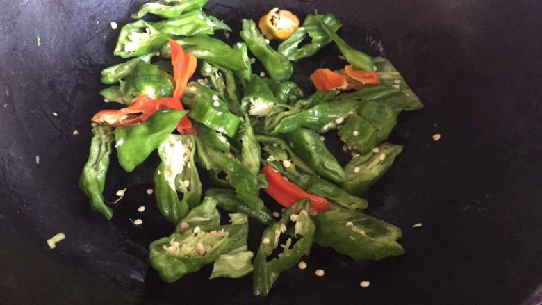 青椒藕片,倒入青椒,小火煸炒